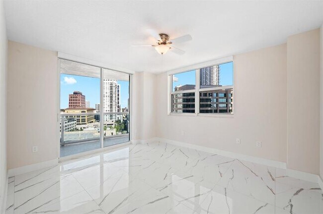Building Photo - 347 N New River Dr E