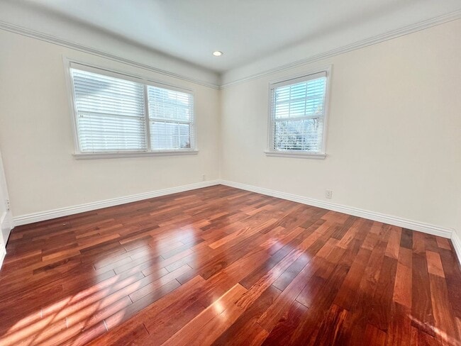 Building Photo - Charming Bixby Knolls Corner Home with Yard, Cabana, & A/C