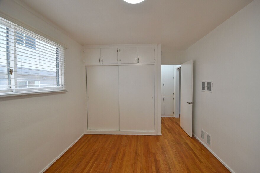 Building Photo - 10924 Camarillo St