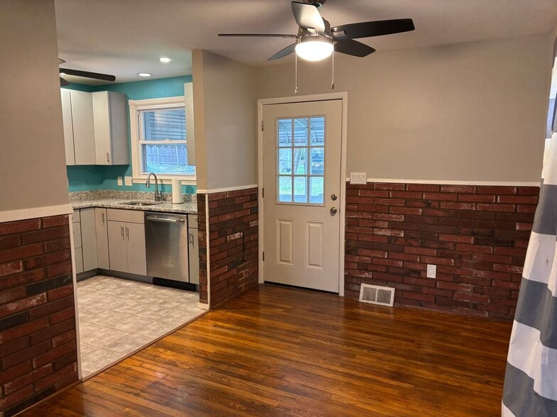 Building Photo - 9702 Oakdale Ave