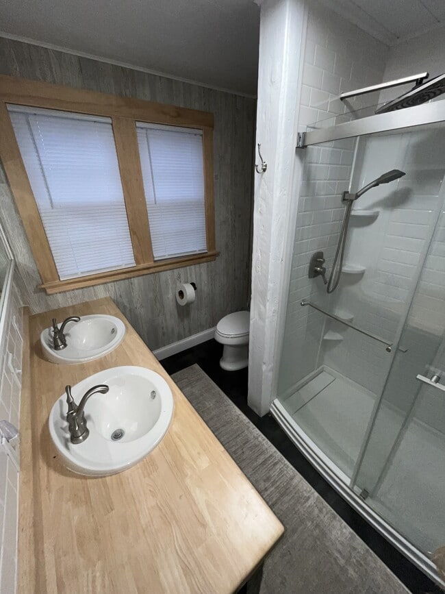 Building Photo - 1910 Hst W 10th St