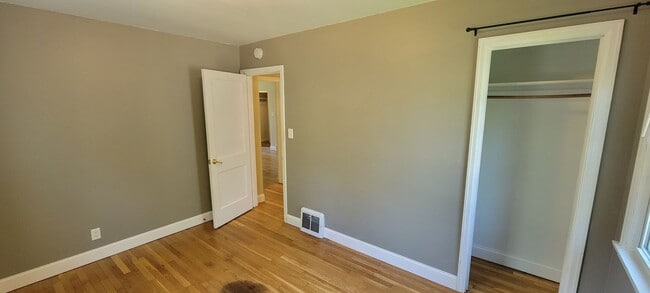 Building Photo - AVAILABLE AUGUST - 2 Bed, 1 Bath With Secl...