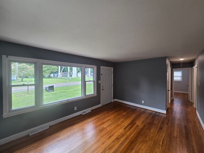 Building Photo - Charming Ranch with Fenced Yard in the Hea...