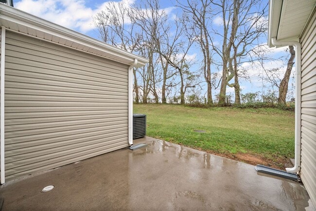 Building Photo - 2 Bedroom Condo For Rent With Community Swimming Pool!