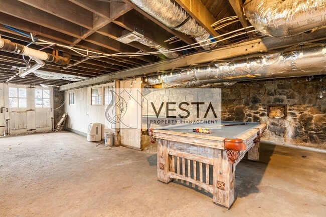 Building Photo - 68 Maple St