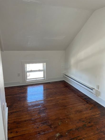 Building Photo - 42 Kilburn St