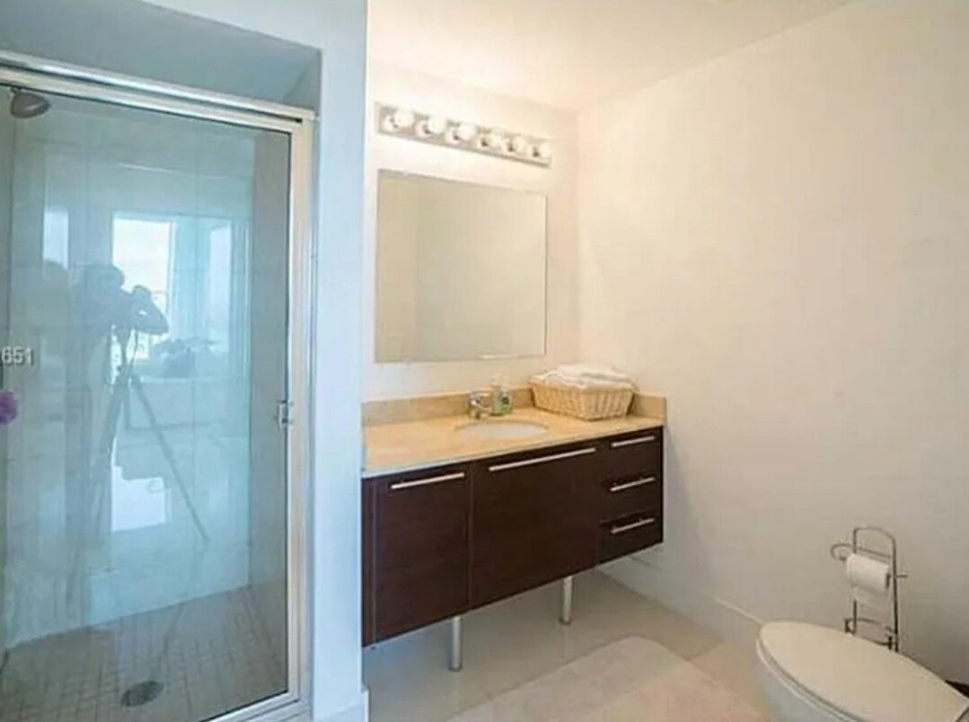 Guest bathroom. - 1900 N Bayshore Dr