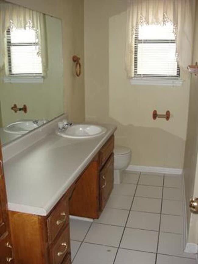 Building Photo - 222 Bridle Dr