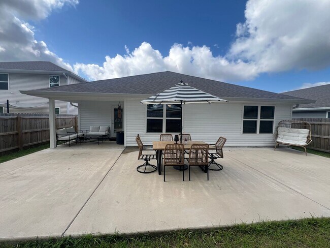 Building Photo - Woodlands 4 bed 2 bath gem !