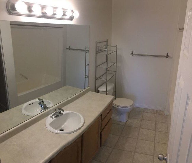 Building Photo - Large 4 Bed Townhome