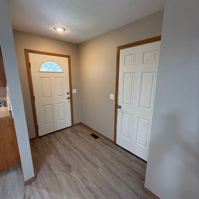 Building Photo - 2 bedroom 2 bath Duplex in Clever Won't la...