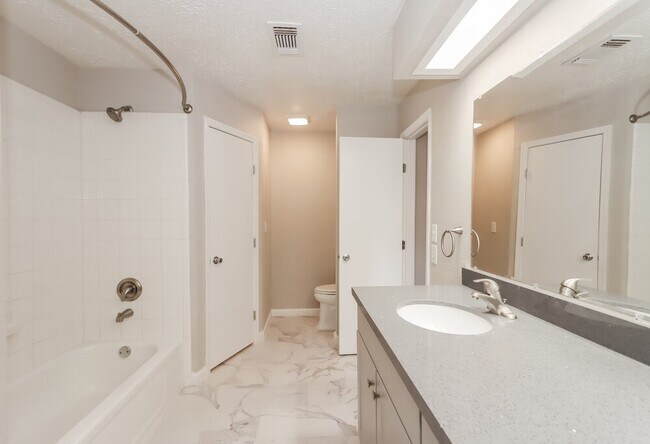 Building Photo - 20810 Union Park Dr