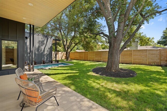 Building Photo - 2305 Southern Oaks Dr