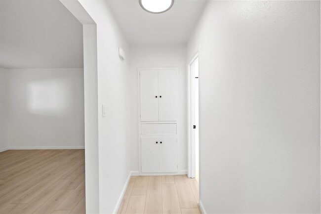 Building Photo - 806 E 13th St