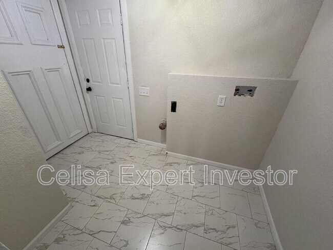 Building Photo - 2723 Bowser Ave