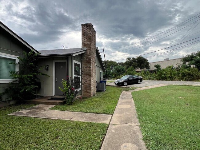 Building Photo - 10510 Little Pebble Dr