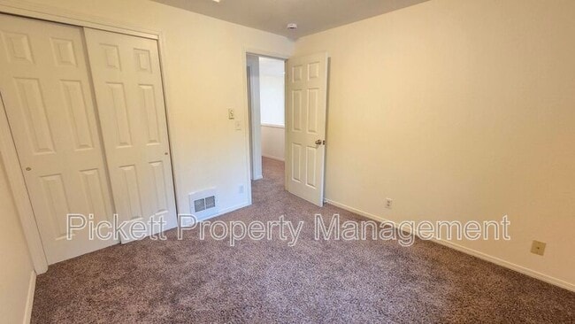 Building Photo - 565 NW Carolyn Ln