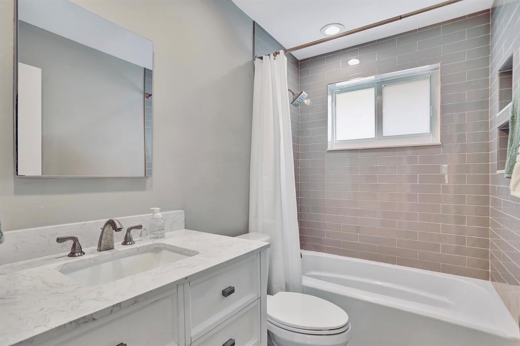 Building Photo - 400 SE 5th Ct