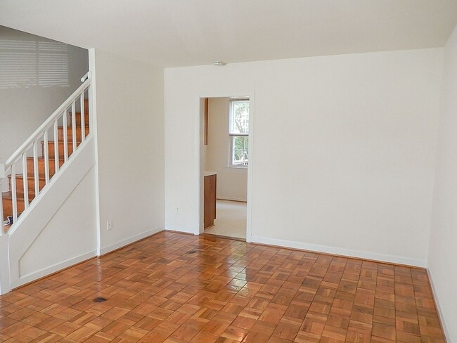 Building Photo - Sun-Filled & Well-Maintained 1 Bed 1 Bath ...