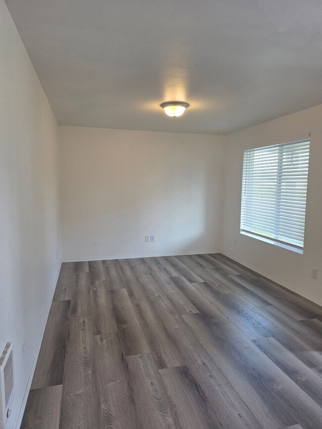 Building Photo - 2 bed 1 bath duplex in the country with pa...
