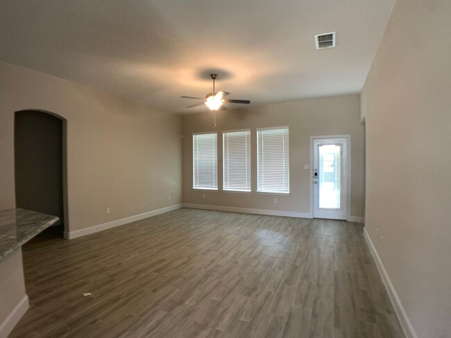 Building Photo - 4 Bedroom in Gruene Field / 1 Mile to Grue...