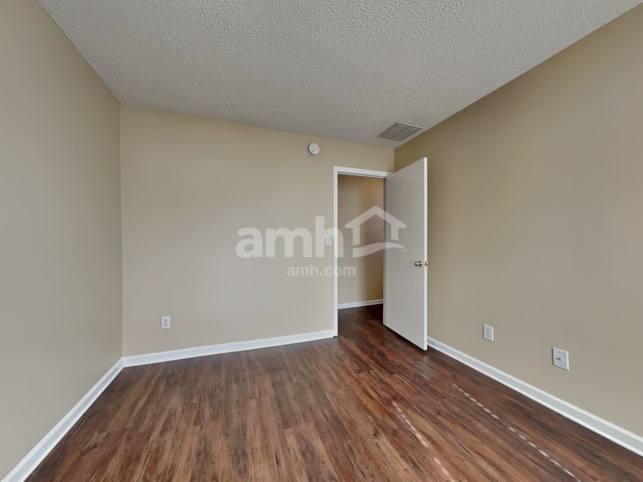 Building Photo - 136 N Honey Springs Ave