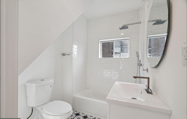 Full Bathroom - 5031 Portico St