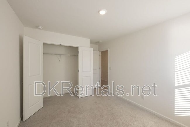 Building Photo - 724 Warm Rays Wy