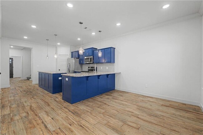 Building Photo - 3215 SW Hillstone Ave