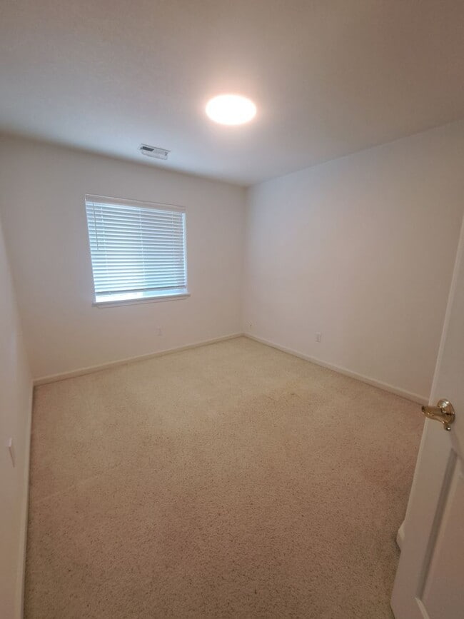 Building Photo - Beautiful setting 4 bedroom A/C Available Now
