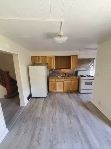 Building Photo - 610 4th Ave