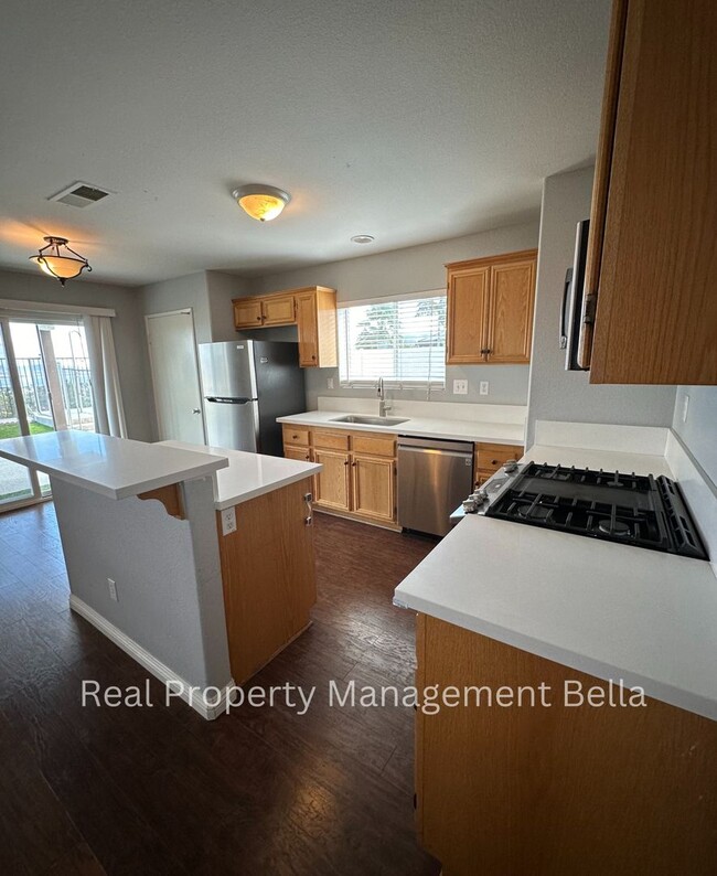 Building Photo - Lakeview Pool Retreat in a Private Cul-de-Sac Setting