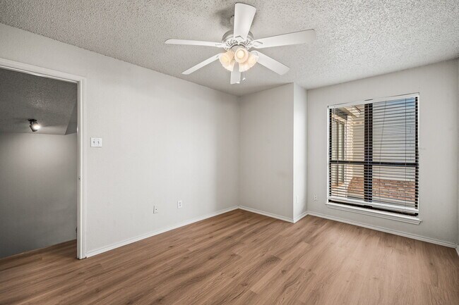 Building Photo - Spacious 2/2/2!
