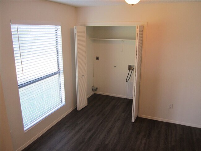 Building Photo - 2213 Yellow Jacket Ln