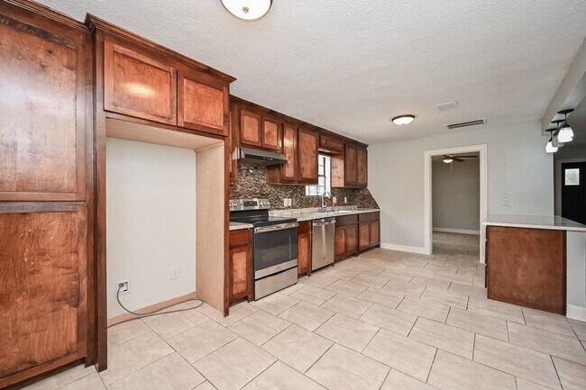 Building Photo - 15723 Creekhaven Dr