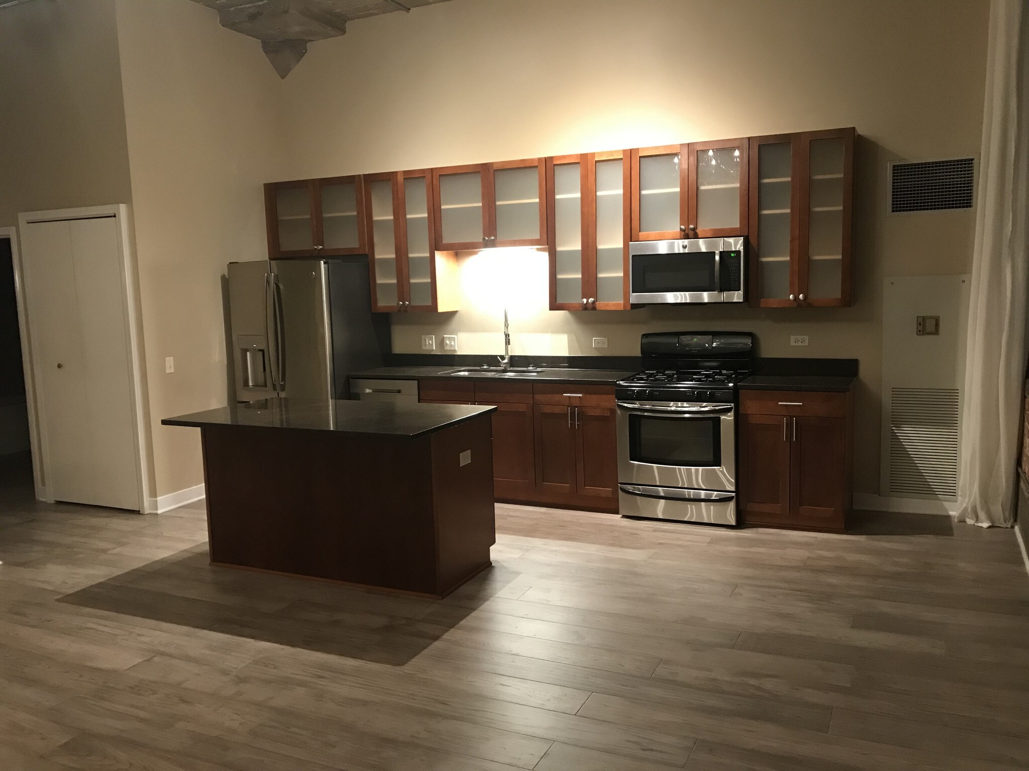 Kitchen with eating area - 320 E 21st St
