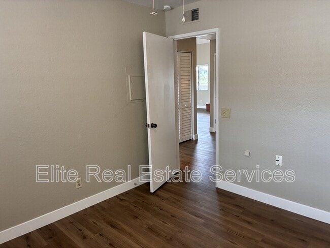 Building Photo - 4582 Villas Dr