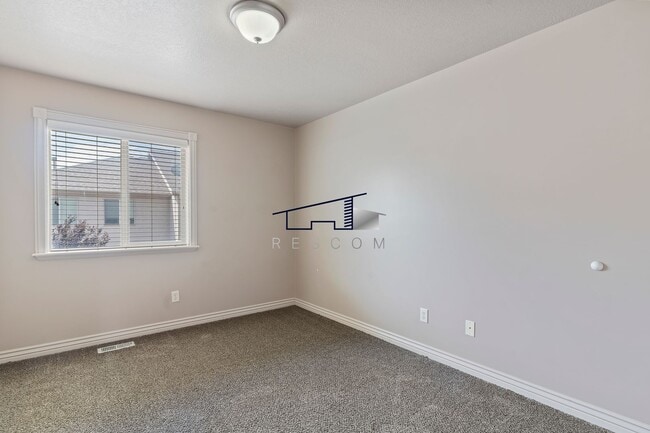 Building Photo - Fantastic Ogden 3 Bedrooom Townhouse!