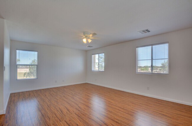 Building Photo - Fabulous 3 bed/2.5 bath two-story home in ...
