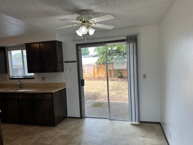 Building Photo - 2 bedroom 1.5 bath duplex in Springfield!