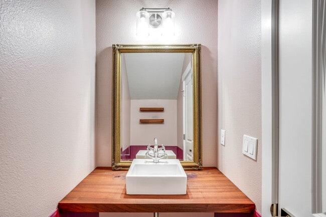 Building Photo - Beautiful 3 Bed, 2.5 Bath Rental Home in H...