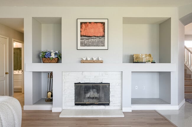 Building Photo - 10919 Mirador Dr