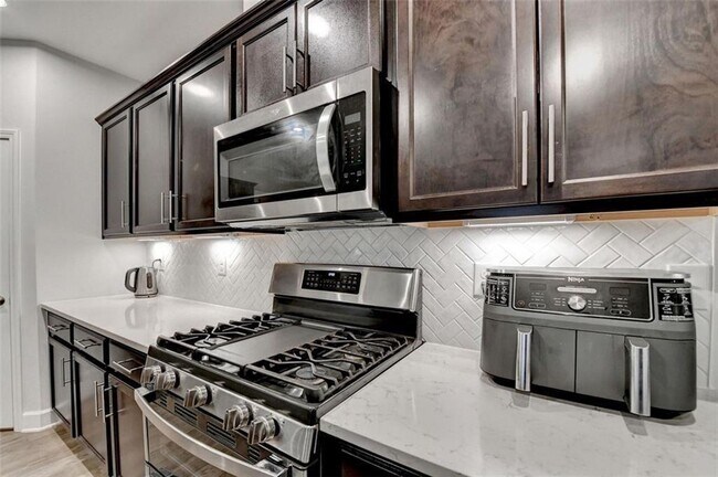 Building Photo - 811 Pineberry Ct