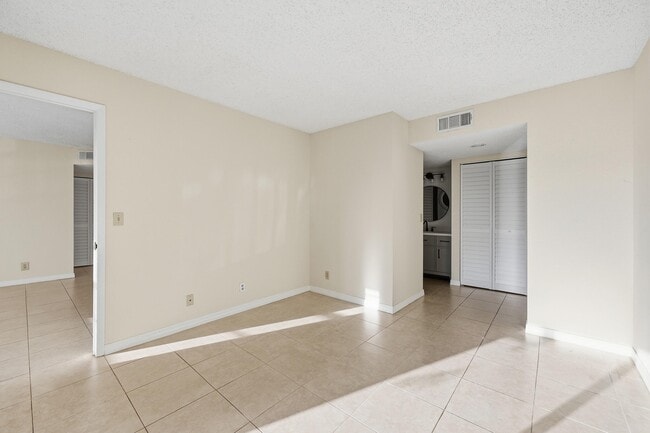 Building Photo - 1502 SE Royal Green Cir