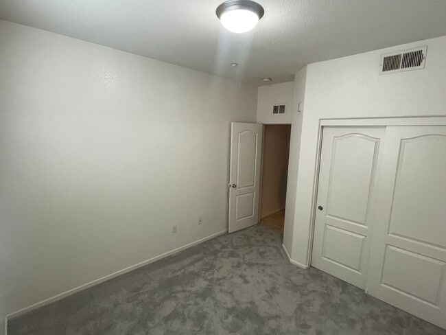 Building Photo - Charming 4 bedroom 4 bathroom in heart of ...