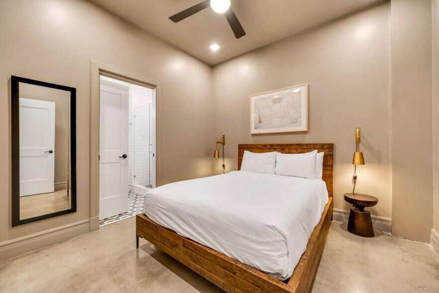 Building Photo - 505 E Travis St