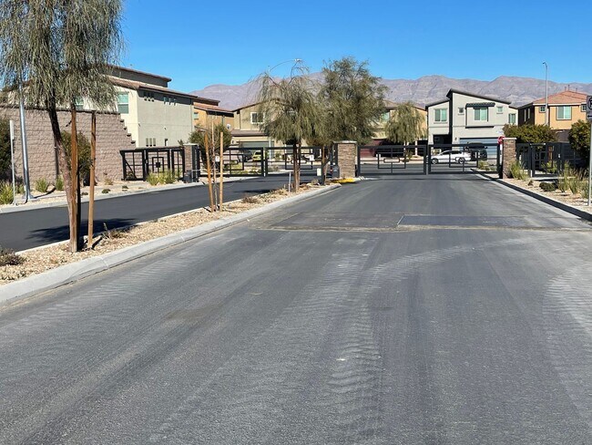 Building Photo - Newer 5 Bd, 3 Bth, Bonus Room, Open Floor ...