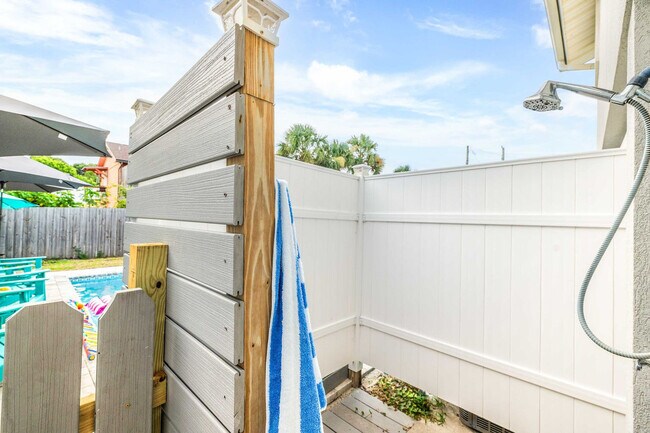 Building Photo - 108 Zamora St