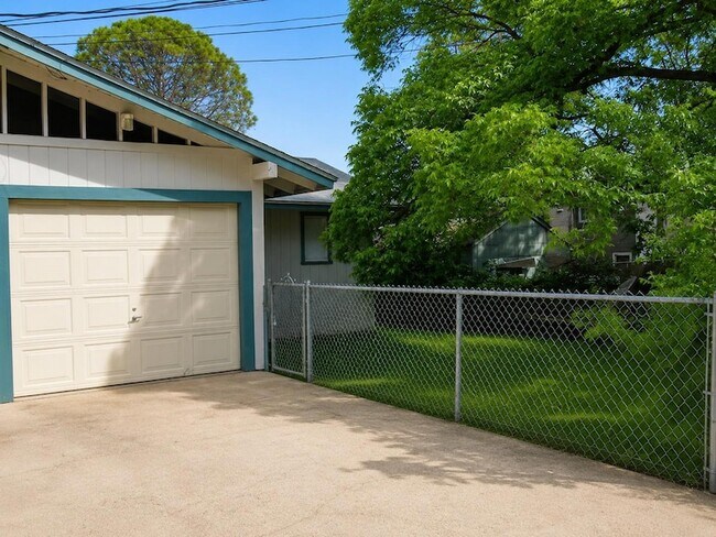 Building Photo - 10515 N Mopac Expy