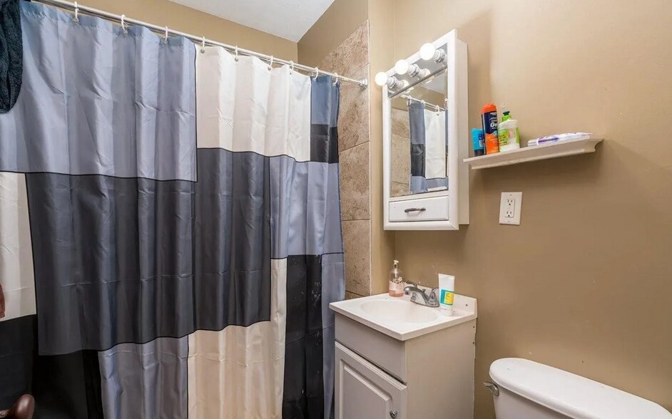 Building Photo - 610 E Vine St